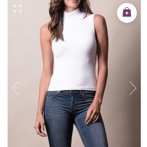 Stretchy white turtleneck tank o/s
